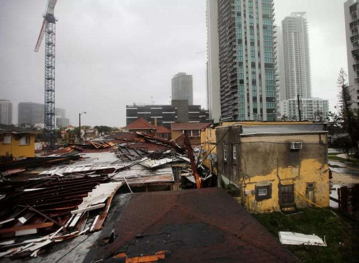 Telhados destruídos em áreas residenciais são vistos enquanto o furacão Irma passa ao sul da Flórida, em Miami (Foto: Carlos Barria/Reuters)