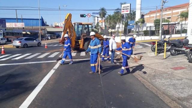 Equipes realizam obras na rede esgoto em Bauru  (Foto: DAE Bauru/ Divulgação )