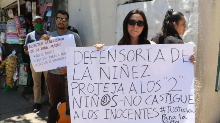 Opositores do aborto após estupro se manifestaram em cidades como Santa Cruz e La Paz — Foto: EPA via BBC