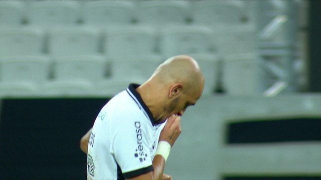 Gol do Corinthians! Fábio Santos cobra o pênalti e faz, aos 31 do 2ºT