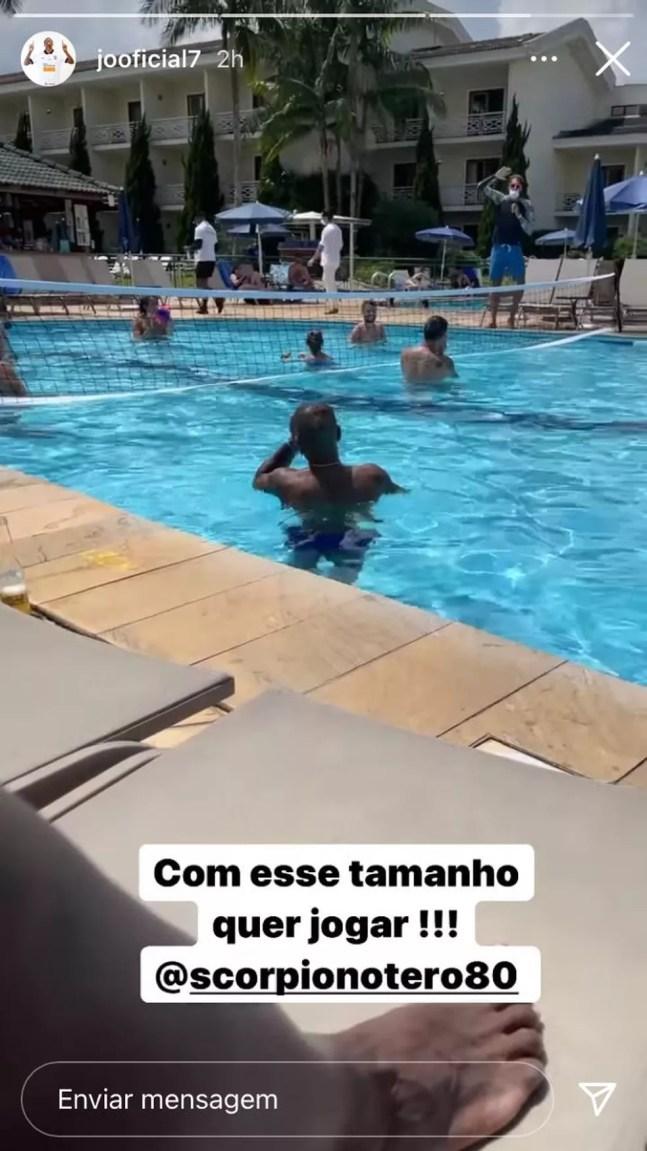 Jô publica Otero em piscina de resort durante folga no Corinthians — Foto: Reprodução 