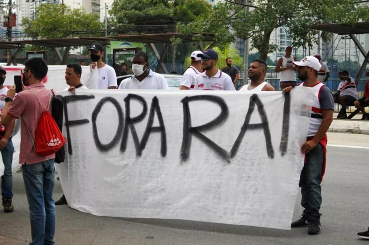 Torcida do São Paulo pede a saída de Raí em protesto no CT — Foto: Matheus Tahan / Estadão Conteúdo