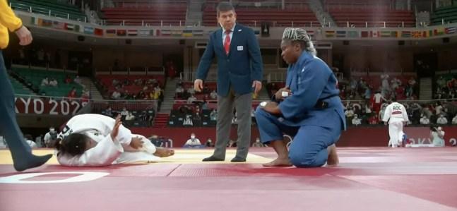 Maria Suelen Altheman sente lesão no joelho esquerdo em luta com Romane Dicko nas quartas de final do judô nas Olimpíadas de Tóquio 2020 — Foto: Reprodução