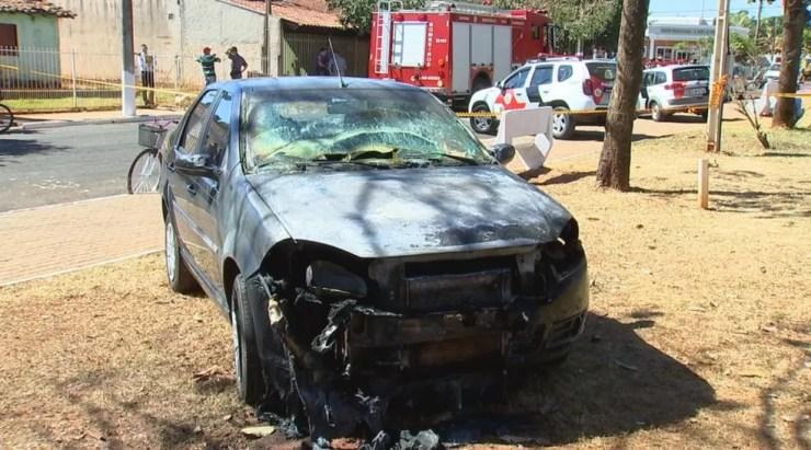 Carro da família teve a frente danificada no incêndio (Foto: Reprodução/TV TEM)