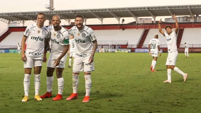 Breno Lopes, Felipe Melo e Zé Rafael comemoram gol do Palmeiras — Foto: Cesar Greco