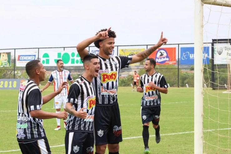Jogadores do CAV festejam a vitória e o placar elástico na estreia da Copa Paulista (Foto: Rafael Nascimento/CAV)