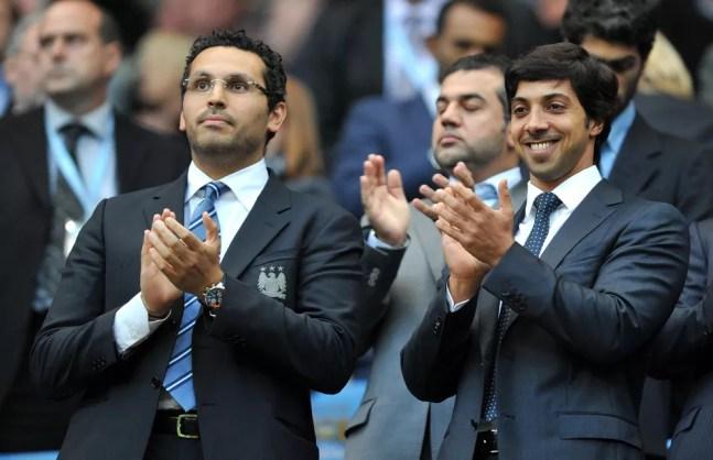Mansour Bin Zayed al Nayan (à direita) comprou o Manchester City em 2008 — Foto: Martin Rickett/PA Images via Getty Images