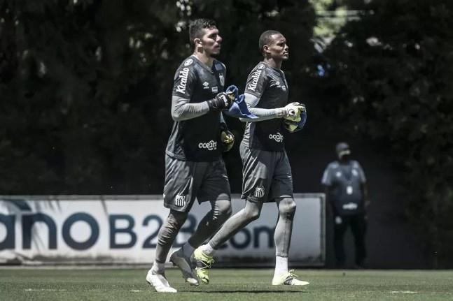 João Paulo e John durante treino do Santos — Foto: Ivan Storti/Santos FC