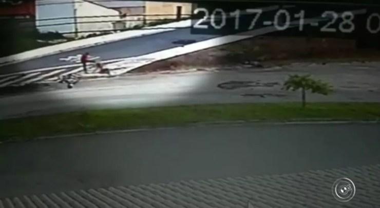 Após atropelar, motorista voltou para chutar cabeça de mulher (Foto: Reprodução/TV TEM)
