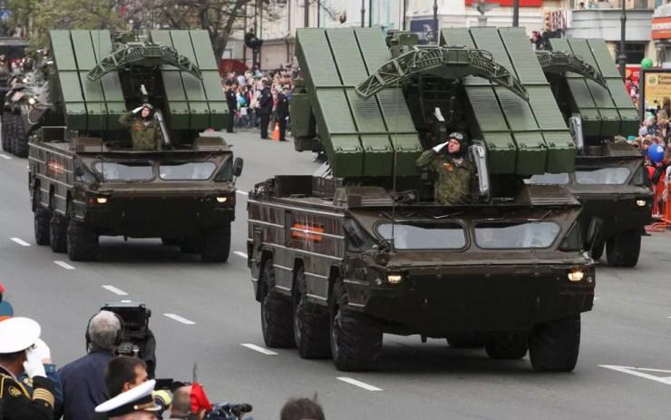 Em imagem de arquivo, Rússia mostra veículos com sistemas de mísseis táticos terra-ar de curto alcance durante o desfile em Vladivostok. — Foto: RIA Novosti / Via Reuters