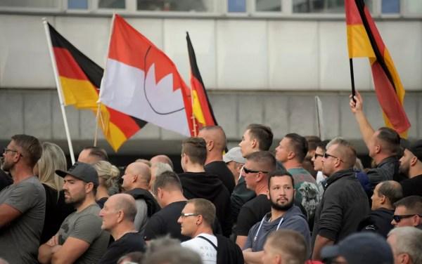 Manifestação de extremistas de direita em Chemnitz — Foto: Reuters/Matthias Rietschel