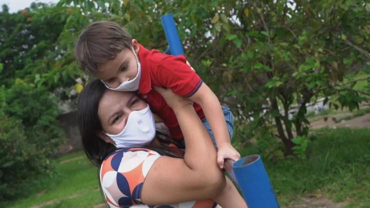 Durante um assalto, Rafaela se jogou no chão sobre o filho quando estava grávida, para protegê-lo dos assaltantes — Foto: Globo Repórter/ Reprodução