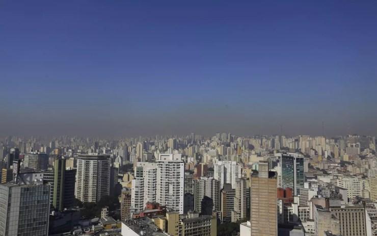 Grande camada de poluição é vista no céu da região central de São Paulo em setembro  — Foto: Nelson Antoine/Estadão Conteúdo