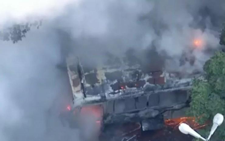 Veículo foi completamente destruído pelas chamas (Foto: Reprodução / TV Globo)