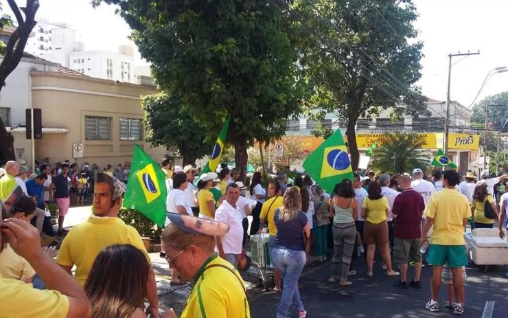 Manifestantes em frente ao Mercadão de Rio Preto (Foto: Juliano Abocater/TV TEM)