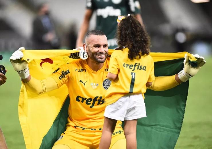 Weverton comemora título da Libertadores com a filha — Foto: André Durão