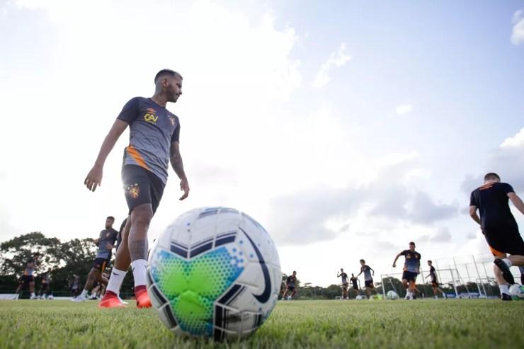 Marquinhos em treino pelo Sport — Foto: Anderson Stevens / Sport Club do Recife