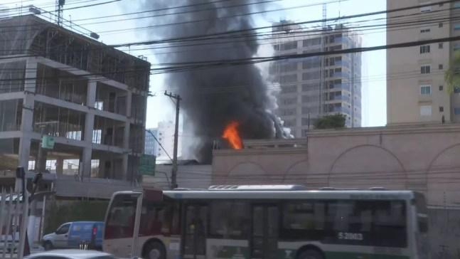Fogo em prédio comercial na Zona Sul de SP — Foto: Abraão Cruz/TV Globo