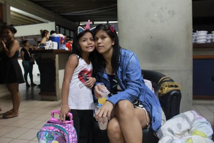 Valesca e a filha foram as primeiras vítimas a chegar em hotel da Vila Olímpica — Foto: Rickardo Marques/G1 AM