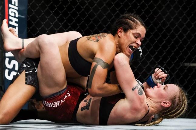 Amanda Nunes cai por cima de Valentina Shevchenko no UFC 215 — Foto: Getty Images