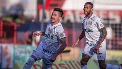 Willian comemora gol do Palmeiras contra o Atlético-GO