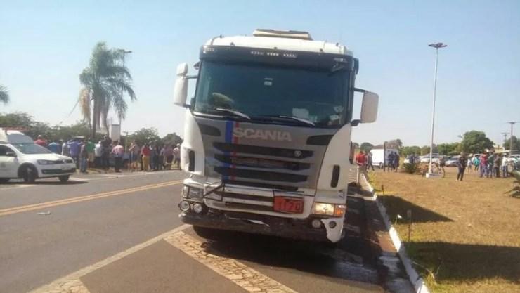 Veículo foi atingido por caminhão (Foto: Votuporanga Tudo)