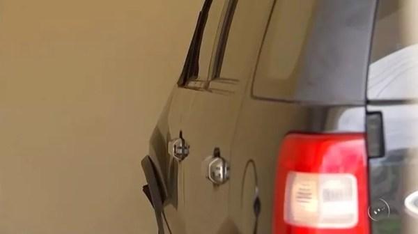 Carro de ex-vereador perdeu retrovisor após atropelamento em Pindorama (SP) (Foto: Reprodução/TV TEM)
