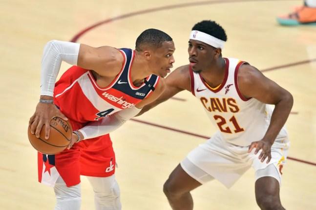 Russell Westbrook encara a marcação contra os Cavaliers — Foto: Jason Miller/Getty Images