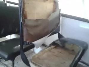 Assentos dos ônibus de Guapiaçu estão danificados (Foto: Reprodução/TV TEM)