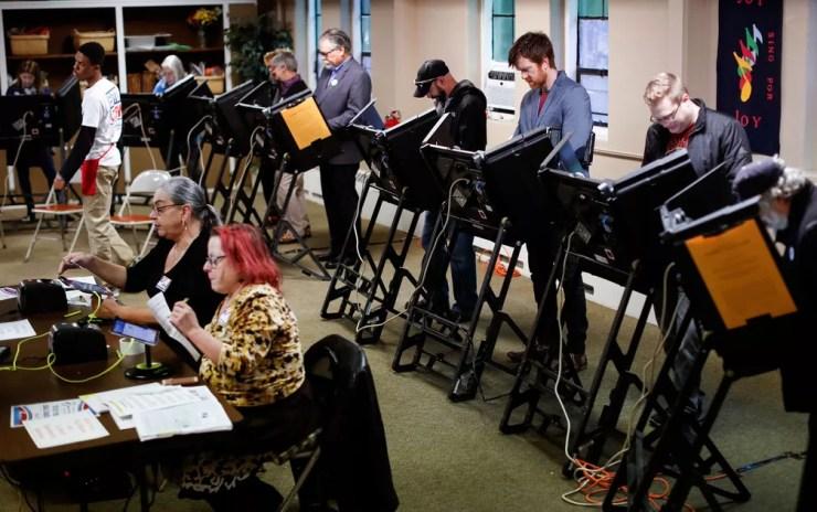 Eleitores votam na Igreja Presbiteriana Glen Echo, em Columbus, Ohio, na terça-feira (6) — Foto: AP Photo/John Minchillo