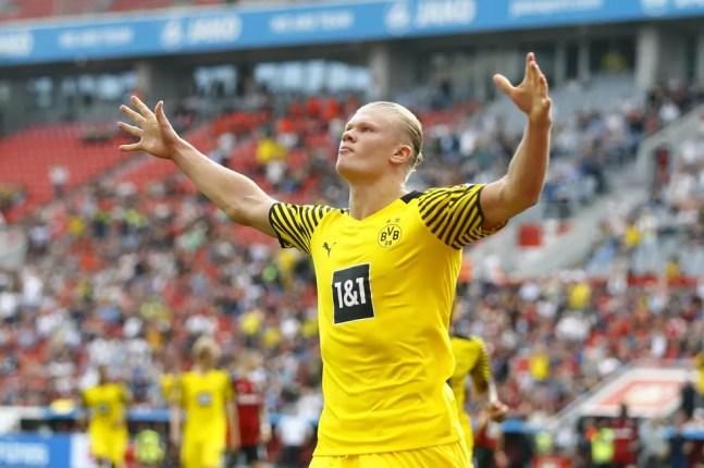 Haaland comemora gol do Dortmund sobre o Leverkusen — Foto: REUTERS