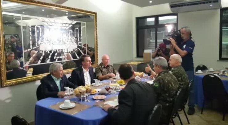 Jair Bolsonaro em café da manhã com oficiais da Vila Militar, no Rio de Janeiro