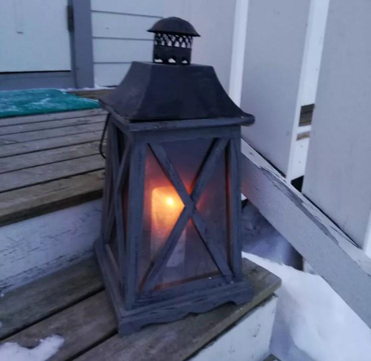 Vela usada para decorar e iluminar a casa em Alta, Noruega — Foto: Nathália Pimenta/Arquivo pessoal