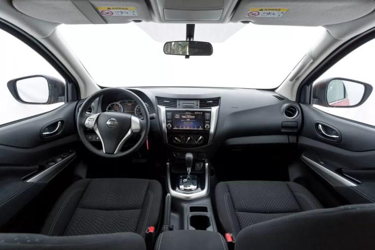 Interior da Nissan Frontier tem desenho sóbrio; bancos são de tecido e volante tem lado direito praticamente sem comandos — Foto: Marcelo Brandt/G1