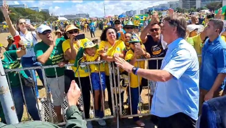 O presidente Jair Bolsonaro acenou para apoiadores durante manifestação pró-governo em Brasília — Foto: Reprodução/Facebook