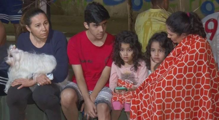Família ficou reunida do lado de fora do edifício com pet e crianças — Foto: Reprodução/TV Globo