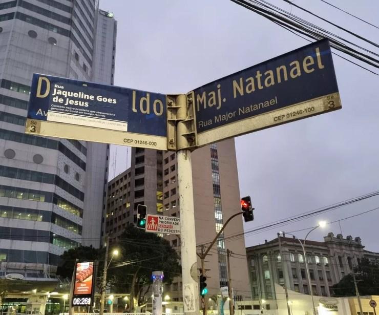 Avenida Doutor Arnaldo, na Zona Oeste de SP, teve o nome trocado pelo da biomédica brasileira Jaqueline Góes de Jesus. — Foto: Reprodução/Coletivo Juntos