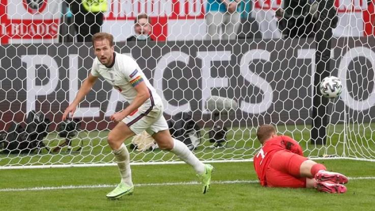 Kane sai para comemorar o segundo gol da vitória da Inglaterra sobre a Alemanha