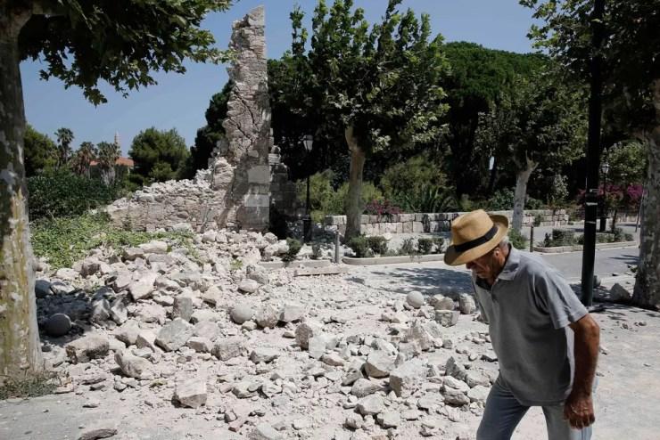 Homem passa nesta sexta (21) em frente a destroços após terremoto que atingiu a ilha grega de Kos (Foto: Costas Baltas/ Reuters)