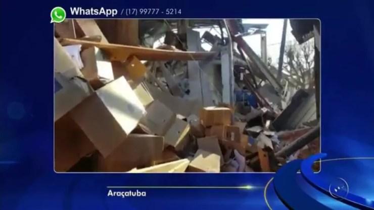 Casa ao lado da empresa ficou destruída em Araçatuba (Foto: Reprodução/TV TEM)