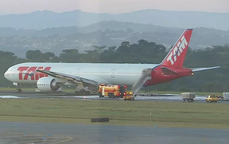 Avião da Latam parado na pista do Aeroporto Internacional Tancredo Neves, após pouso de emergência — Foto: Reprodução/TV Globo