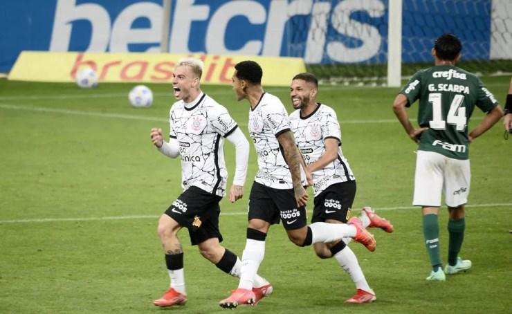 Jogadores do Corinthians comemoram gol de Roger Guedes — Foto: Marcos Ribolli