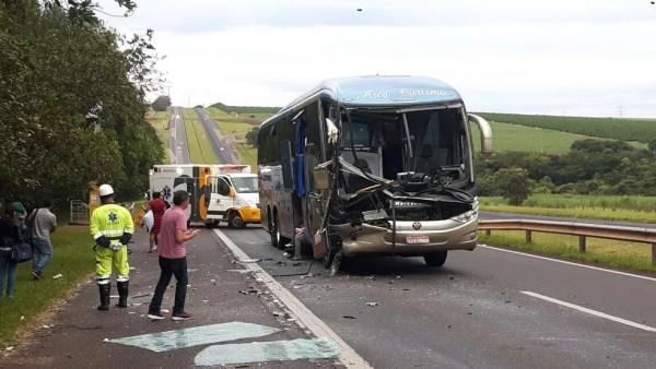Dianteira de ônibus ficou destruída após colisão na traseira de caminhão, em Catanduva (SP) (Foto: Polícia Rodoviária Estadual/Divulgação)