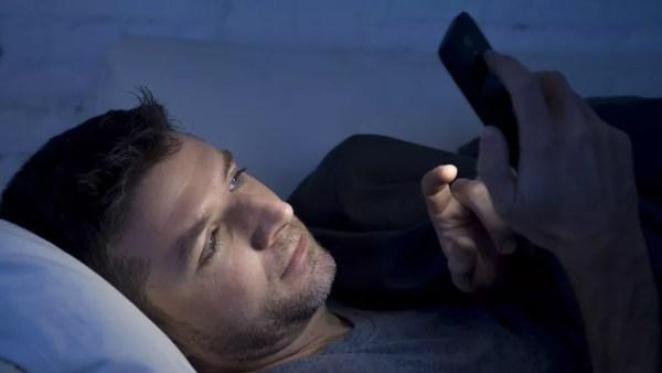  Luz de celulares confunde o organismo, que reduz a produção de melatonina  (Foto: Getty Images via BBC)