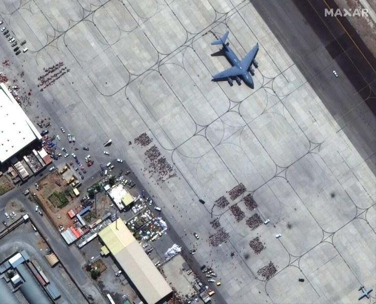 Foto de satélite mostra as filas de pessoas aguardando embarque no aeroporto internacional de Cabul em 23 de agosto de 2021 — Foto: Maxar Technologies/AP