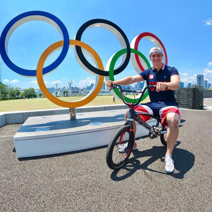 Connor Fields posa com os aros olímpicos nas Olimpíadas de Tóquio 2020 — Foto: Reprodução / Instagram