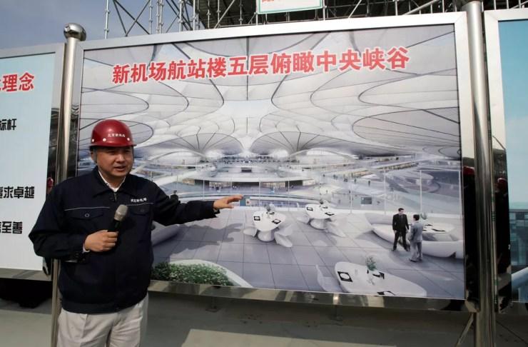 Engenheiro apresenta terminal do novo aeroporto de Pequim que está em construção (Foto: Reuters/Jason Lee)