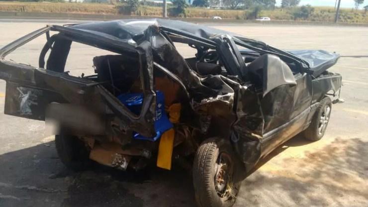 Carro ficou destruído após ser atingido por motorista em Itu (Foto: Mariana Fontes/TV TEM )