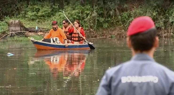 Buscas por adolescente desaparecida também foram feitas em rio em Araçariguama (Foto: TV TEM/Reprodução)