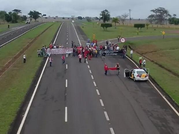 Em Castilho, manifestantes interditaram um dos lados da rodovia (Foto: Arquivo Pessoal)